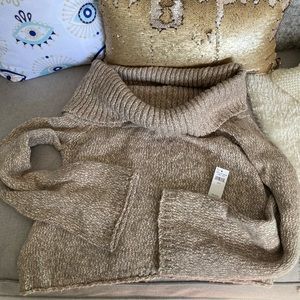 NWT Slopeside Chic! Adorable Aerie Off The Shoulder Cropped Sweater!